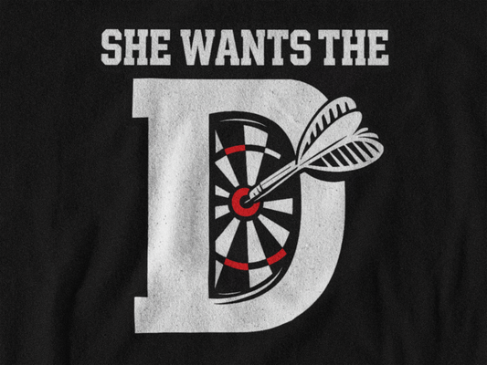 She Wants the D – Lustiges Darts T-Shirt | Unisex